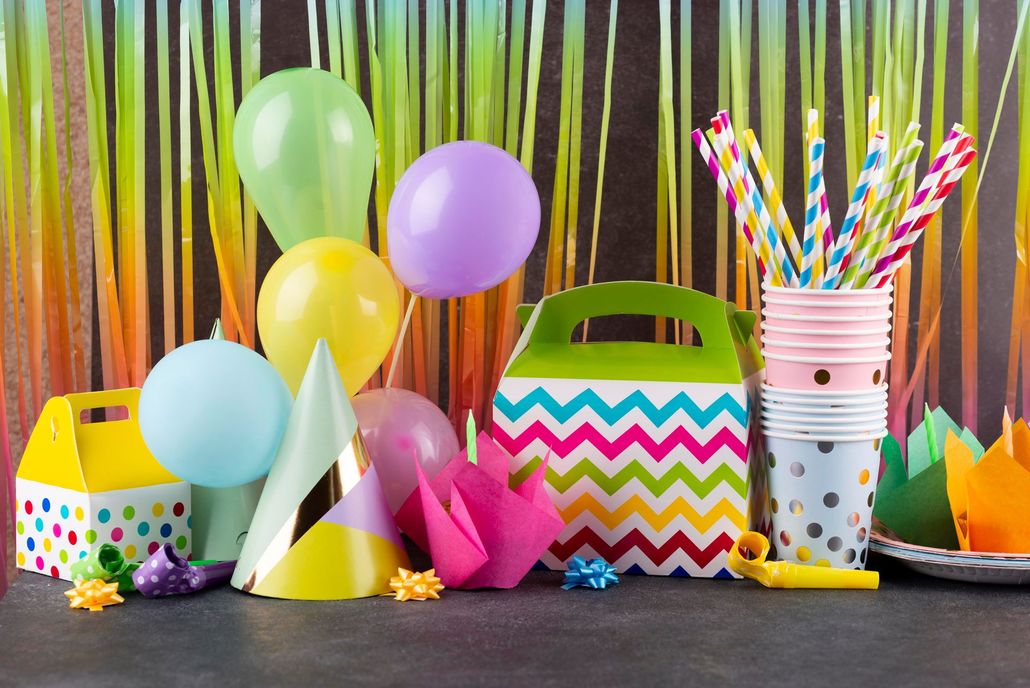 Globos, vasos, sombreros y accesorios coloridos para una fiesta
